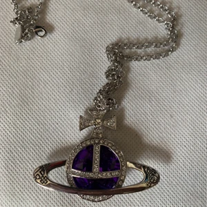 Vivienne Westwood Lila Halsband - Kolla min samlade annons för mer info Inte äkta   Kör budgivning för att få sålt på mina 