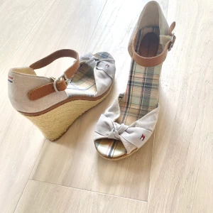 Tommy Hilfiger klackskor - Säljer super fina och söta Tommy Hilfiger skor för att de är för stora för mig ☺️👠 