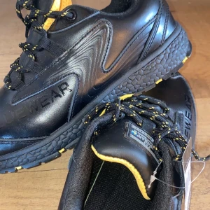 Skor - Säljer ett par arbetsskor som aldrig är använda. Nypris-699kr och jag säljer dom för 450kr. Storlek 40