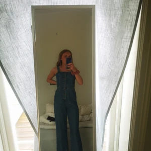 Urban outfitters byxdress - Byxdress i jeans från Urban outfitters str s, knappt använd