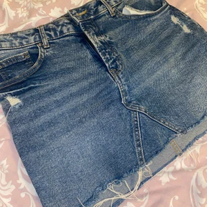 Lågmedjad jeanskjol  - Jättefin lågmedjade jeanskjol från H&M i mörkblå färg. Har slits på sidorna och är k väldigt bra skick