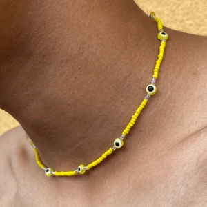 Gult Evil eye Halsband 🌟 -  Evil eye Kollektion 🧿 * 35kr per halsband exklusive frakt! * Du väljer längden själv * Flera olika färger * Vill du ha ett mix-färgat halsband? Gärna! Du väljer precis allt. * Standard längd 40 cm * + 1cm = +2 kr