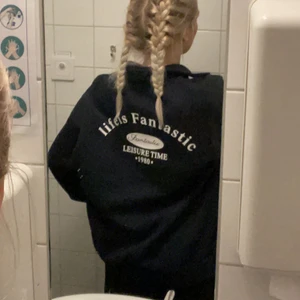 Sweatshirt - Fin marinblå sweatshirt! Tjockt skönt material så perfekt till lite kallare sommarkvällar! Oversized. 