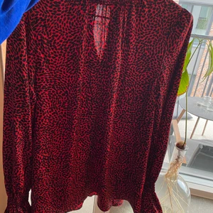 Blus från hm - Blus från hm som är hög i halsen och långa ärmar 