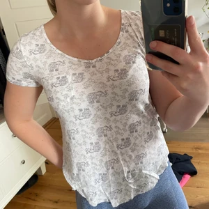 Hollister t-shirt - Hollister ”must have collection” t-shirt! Bra skick, passar allt från xxs-m då den är väldigt stretchig😊  Pris kan diskuteras vid snabb affär, spårbar frakt betalas av köparen (:  Skriv gärna om ni har frågor eller vill ha fler bilder!💕  