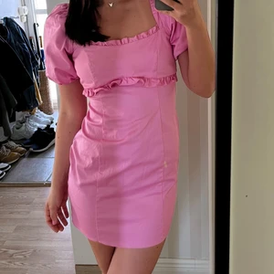 Klänning - Finaste klänningen jag endast använt 1 gång på min studentmottagning för 2 år sen så superbra skick💕 enda tråkiga är någon slags slitning som var på när jag köpte klänningen som man kan se på framsidan men tycker verkligen inte man tänker på de