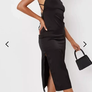 Klänning  - Snygg klänning i satin, slits och detaljer i ryggen, aldrig använd o etikett på 