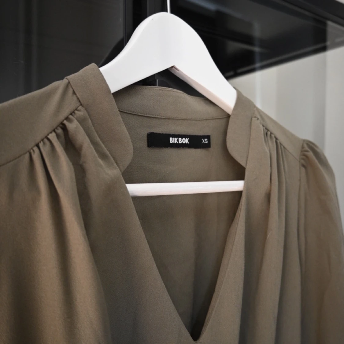 Olivgrön klänning från BikBok  - 91