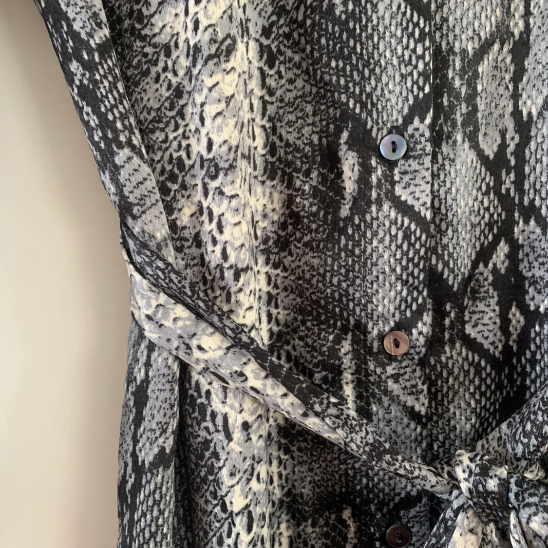 Ormmönstrad klänning - 90