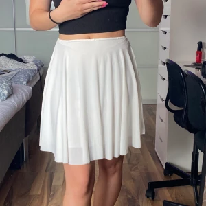 Kjol - Säljer denna jättefina vita kjolen då den inte ä min stil, midjan är stretshigt så passar många storlekar men skulle säga S-M❤️❤️frakten är 51 kronor