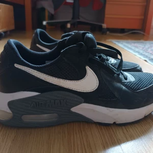 Nike air max - Snygga nike skor i storlek 39 men de passar 38 bättre. Inte särskilt använda å säljer pga det. Pris å frakt kan diskuteras. 