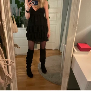 Boots - Säljer mina svarta mockaimiterade boots då de inte kommer till användning längre! Skit snygga till kjol och klänning och sköna att gå i❤️