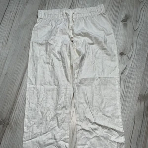 Krämvita linnebyxor - Säljer mina linnebyxor då de inte passar längre. Supersköna och trendiga. Byxorna är i storlek 40 men sitter perfekt på 36/38. Säljer också likadana svarta. 💕
