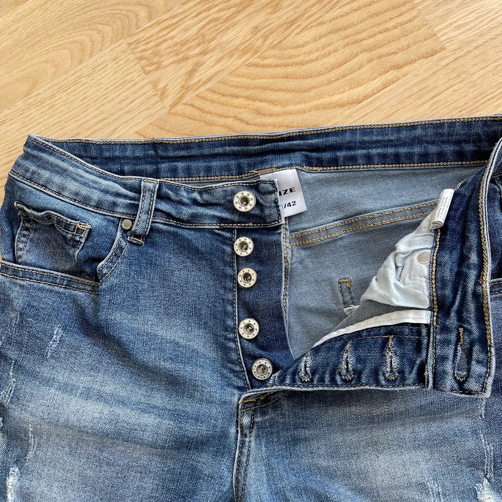 Supersköna jeansshorts med mycket stretch. Storlek 42…som nya. Passa på…komsi komsi 💜🍭💜🍭. Shorts.