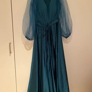 Kläning  - Säljar min klänning som jag har använt bara 4 timmer. Klänning  storlek är small och den passar både 36-och 38 .  