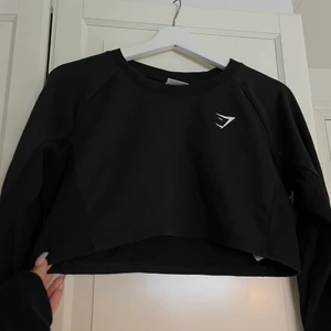 Gymshark sweatshirt - Säljer min svarta supersköna & supersnygga sweatshirt från gymshark. Perfekt på träningen elr t vardags.  Nypris 399:- Köparen står för frakten 🤍