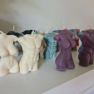 Hemmagjorda ljus  - Ljus i olika färger. Gjorda av återvunnen stearin. 