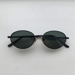 Vintage svarta solgalsögon från märket Kenneth Cole. Köpta i New york på 90 talet. 