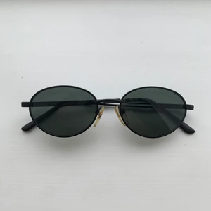 90s solglasögon  - Vintage svarta solgalsögon från märket Kenneth Cole. Köpta i New york på 90 talet. 