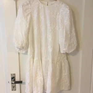 Studentklänning - Superfin helt ny studentklänning från & Other Stories! Inte använd med prislapp kvar pga att jag valde en annan klänning. Nypris 890 kr. Storlek 34. Köparen står för frakt men kan även mötas upp💕💕