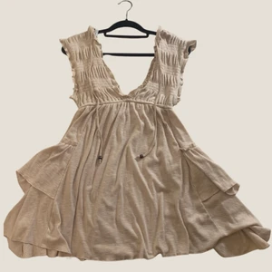 Pull&bear klänning - Oanvänd vit/beige klänning från Pull&bear med lappen kvar, storlek S men det går att justera den både större och mindre i ryggen