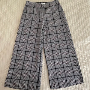 Kostymbyxor  - Säljer mina fina kostymbyxor från H&M i storlek 40 🤎✨ Säljer dem för 75kr+frakt 💕 Dm för mer bilder/info ☺️