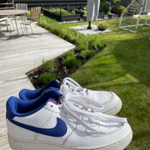 Nike airforce - Säljer mina Nike airforce då dom tyvärr har blivit för små för mig. Dom är använda men i mycket bra skick förutom två små slitage. Ordinarie pris är 1 200 kronor och högsta budet jag har fått än 270 kr. Råkade avsluta budgivningen på förra inlägget!