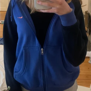 nike zip-up - superfin niketröja med dragkedja som tyvär inte kommer till användning då jag har en liknande redan. buda från 350