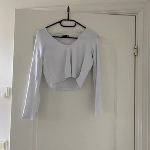 Långärmad croptop Asos - Långärmad croptop från asos i använt skick. 