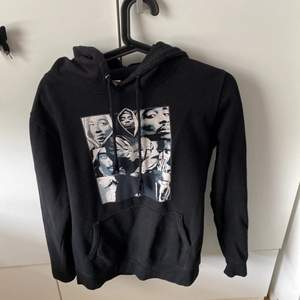Skön hoodie med en cool bild, köpte från Zalando. Den är i storlek M och den passar även till S.