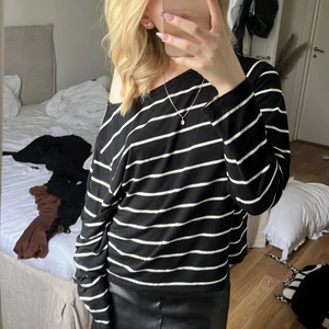 randig tröja - jättefin tröja i skönt matrial, lappen är bortklippt men den är antingen från lindex eller kappahl. pappas XS/S/M. kom privat för fler bilder eller prisförslag 💗