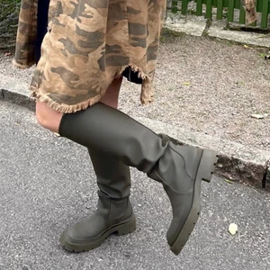 Boots Zara - Säljer dessa populära boots från Zara då de inte kommer till användning längre. Så snygg och passar till allt. Rensar garderoben så har massa snygga jeans och kostymbyxor till salu