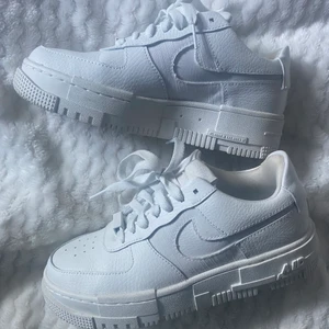 Air force pixel - Säljer mina sjukt fräscha air force pixel, köpta för 1349kr förra sommaren! Använda nån gång bara, storlek 36.5✨