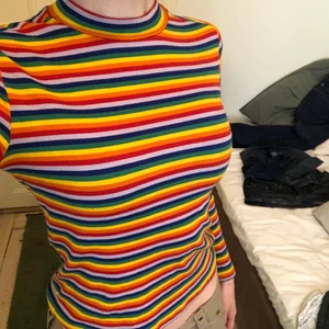 Ribbad Regnbågs top  - En skit snygg långärmad top med regnbågs mönster perfekt till pridemonth!🌈 den har ett ribbat material och är super bekväm!
