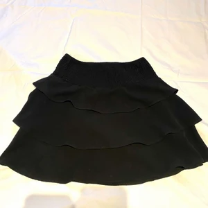 Svart kjol - En svart volang kjol som jag säljer då den inte kom till andvändning! Därav bra skick - köpte för 250 säljer FÖR ENDAST 80KR! KÖP 🤝