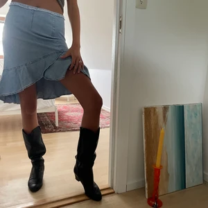 Volangskjol i jeans - Denna fina volangkjol passar så fint ihop med ett par cowboyboots. I storlek S. Fint skick! Köpt vintage för 400kr.