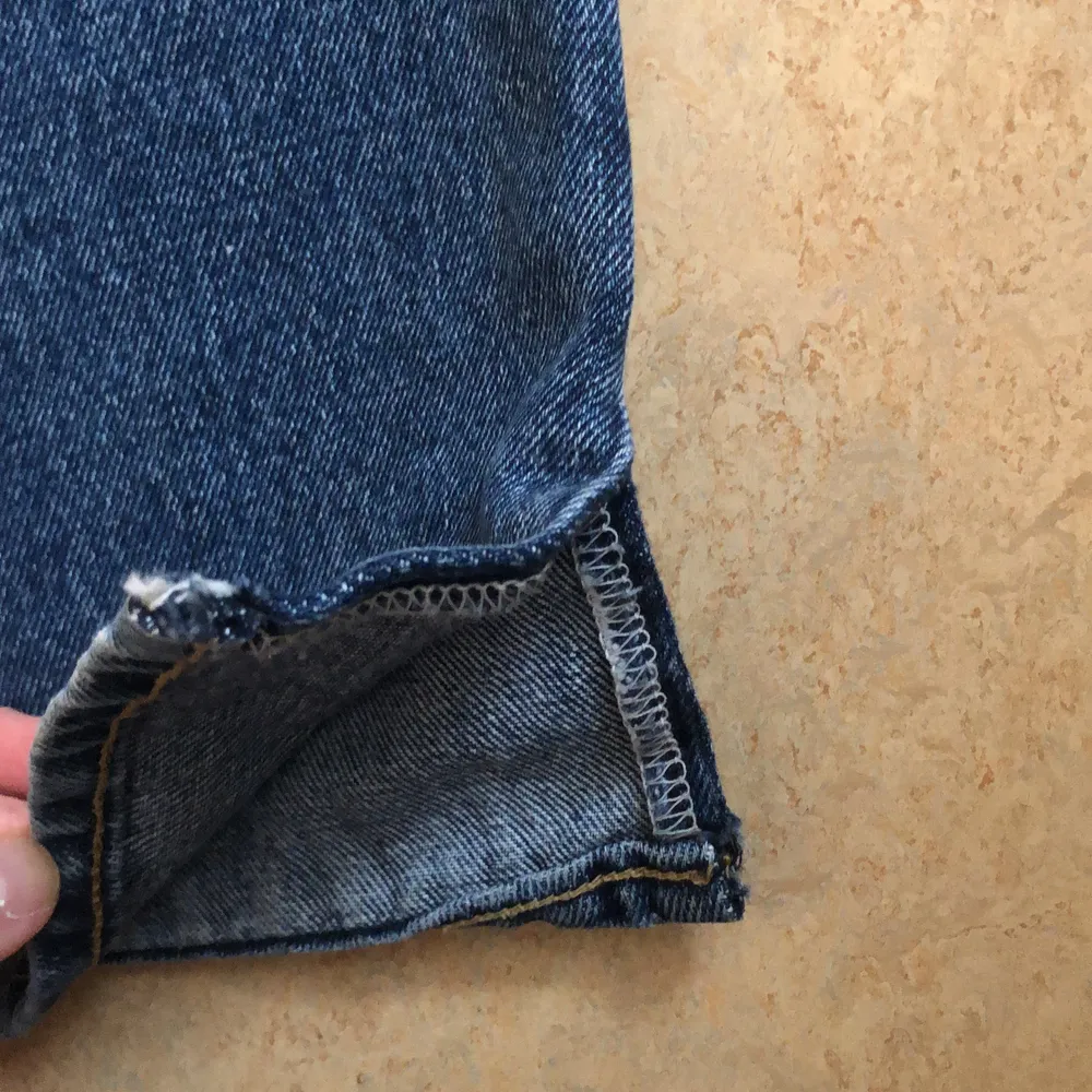 Weekday jeans med split på sidan ca 7 cm. Använda få gånger och är så gott som nya. . Jeans & Byxor.