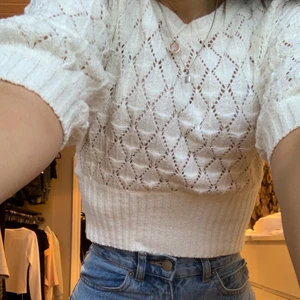 Fin stickad topp  - Topp köpt på bikbok i vintras. Aldrig använd utanför huset utan har bara tagit bilder i den. Storlek 34/xs.