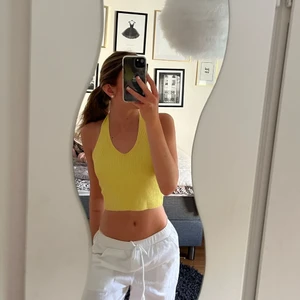 Sommar topp  - Super söt och härlig gul stickad topp! Stretchig och är öppen i ryggen😍😫 köpte den i min hemstad i Kroatien, storlek S men passar XS oxå🤩 