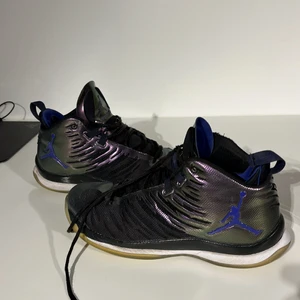 Jordan Superfly Space Jam - Köpta på Hoopz för flera år sedan, I mycket använt skick, slitna överallt. Skosnören behövs bytas. 