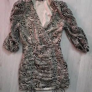 Klänning  - Snygg klänning från Gina, i storlek 34 som tyvär har blivit för liten, 120kr + frakt