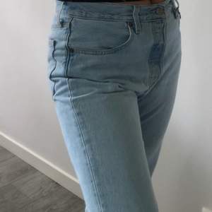 blåa levi’s jeans som är i storlek 28/30. Dom är i bra skick! Köpt för 1200kr. Sitter superbra!! Använder inte längre:( Skriv för mer information!!💞💞 pris kan diskuteras😍