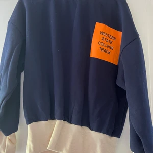 Sweatshirt med krage - En cool tröja som är helt oanvänd!