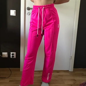 Playboy Byxor - Äkta Playboy byxor i nytt skick som inte används😊💖