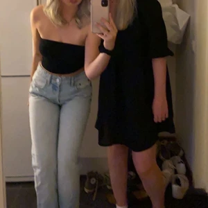 Zara mid-rise full lenght jeans stl 34 - Säljer dessa helt nya mid rise jeansen från zara i stl 34. Säljes för de är lite försmå tyvärr, annars jättefina jeans!!😣🫶🏼💕