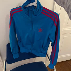 Adidasjacka - Tracksuitjacka från Adidas, 10 år gammal kollektion så färgerna finns inte idag, skicket är som nytt 