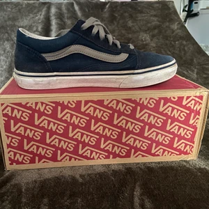 Vans skor - Säljer mina old Skool blues/drizzle vans i storlek 37, för dom är tyvärr är försmå. Dom är i bra skick om man tänker på hur länge jag haft dom. Kartong får man med men ingett kvitto då jag fick dom i present, kom privat för mer bilder/ information