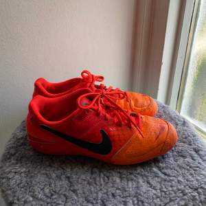 Säljer dessa nästintill oanvända inomhus fotbollsskor. Dem är ifrån Nike.🤍
