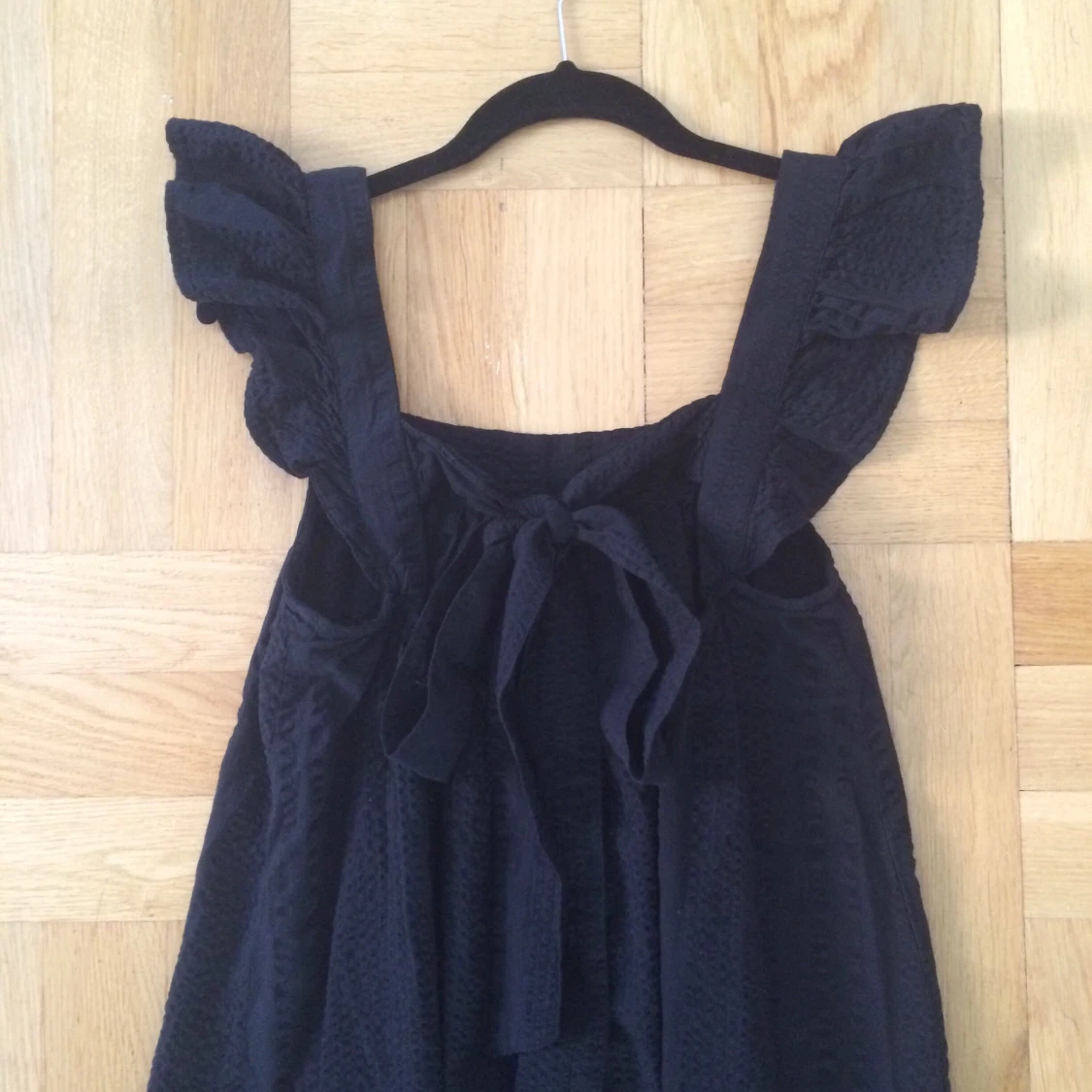 Svart H&M klänning med volanger - 90