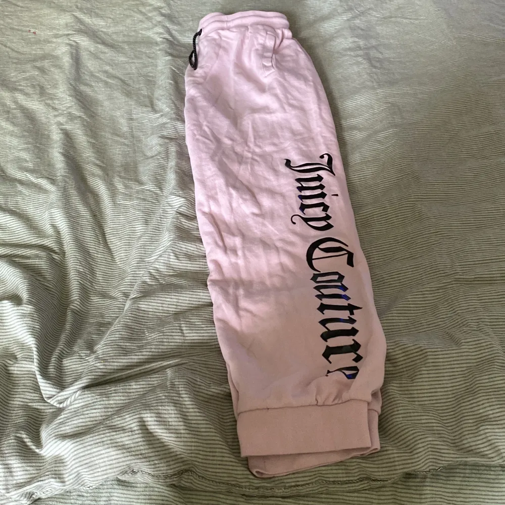 Juicy couture/storlek L men passar i M/ använt 2 gånger/ rosa färg/ 350 kr/ köparen står för frakten!💓. Jeans & Byxor.